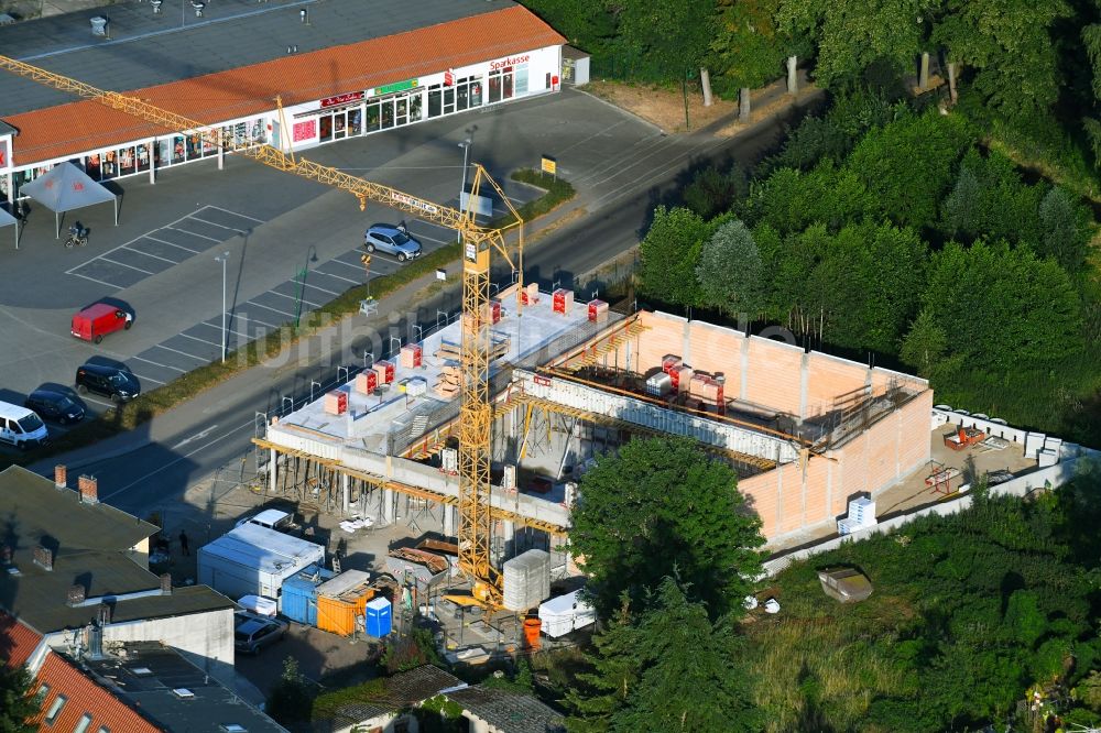 Luftbild Werneuchen - Baustelle zum Neubau des Gebäudekomplexes des Einkaufszentrum einer Rossmann-Filiale an der Schulstraße in Werneuchen im Bundesland Brandenburg, Deutschland