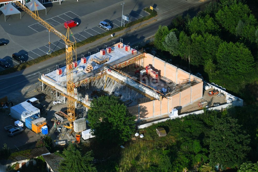 Luftaufnahme Werneuchen - Baustelle zum Neubau des Gebäudekomplexes des Einkaufszentrum einer Rossmann-Filiale an der Schulstraße in Werneuchen im Bundesland Brandenburg, Deutschland