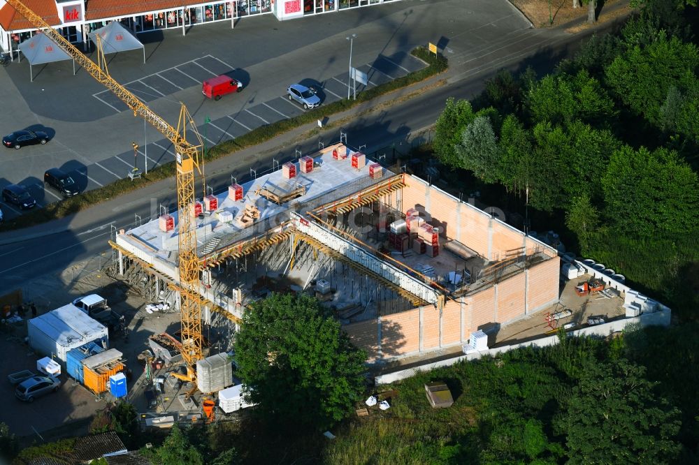 Werneuchen von oben - Baustelle zum Neubau des Gebäudekomplexes des Einkaufszentrum einer Rossmann-Filiale an der Schulstraße in Werneuchen im Bundesland Brandenburg, Deutschland