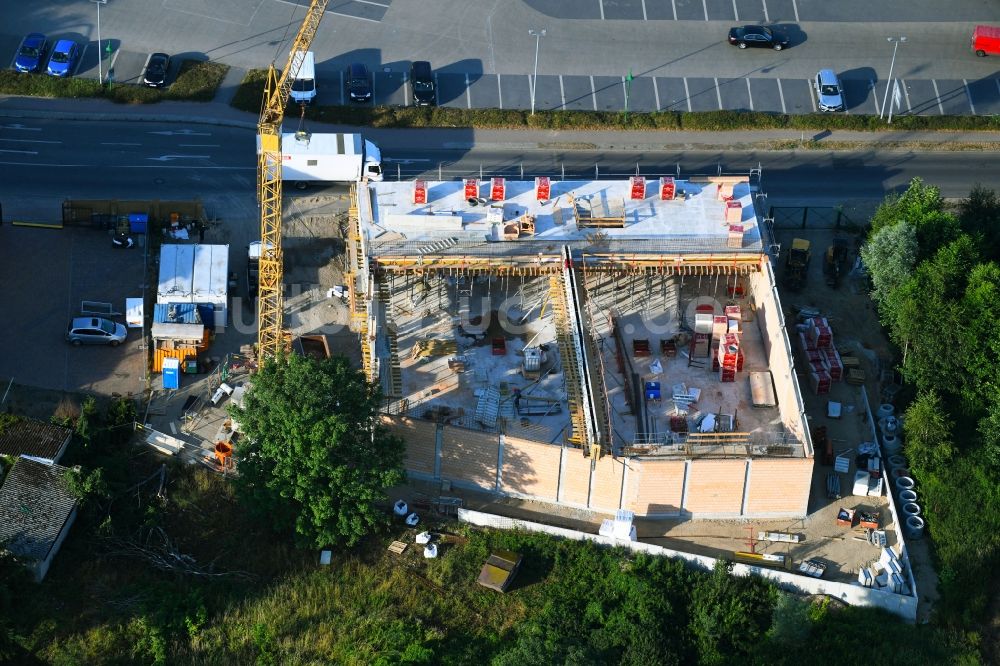 Werneuchen aus der Vogelperspektive: Baustelle zum Neubau des Gebäudekomplexes des Einkaufszentrum einer Rossmann-Filiale an der Schulstraße in Werneuchen im Bundesland Brandenburg, Deutschland