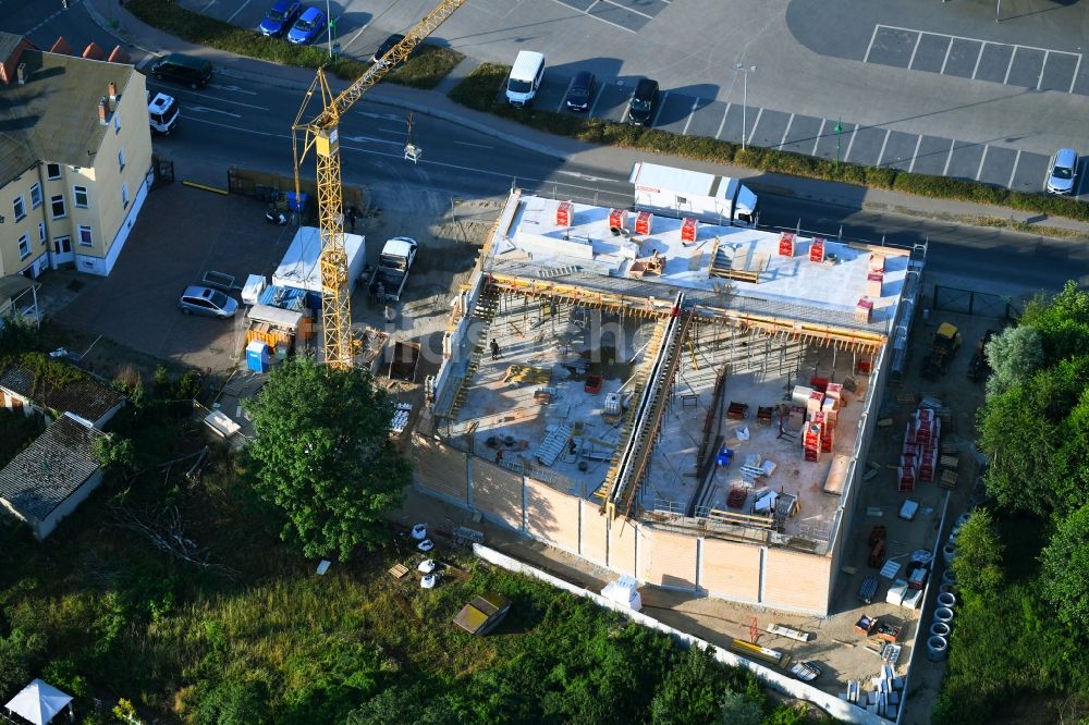 Luftbild Werneuchen - Baustelle zum Neubau des Gebäudekomplexes des Einkaufszentrum einer Rossmann-Filiale an der Schulstraße in Werneuchen im Bundesland Brandenburg, Deutschland