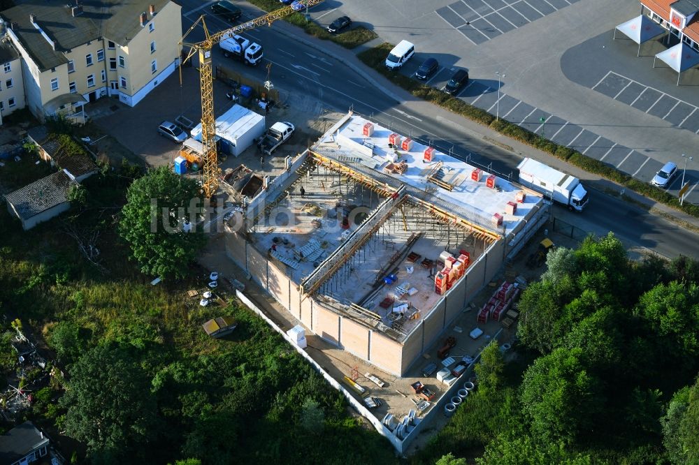 Luftaufnahme Werneuchen - Baustelle zum Neubau des Gebäudekomplexes des Einkaufszentrum einer Rossmann-Filiale an der Schulstraße in Werneuchen im Bundesland Brandenburg, Deutschland