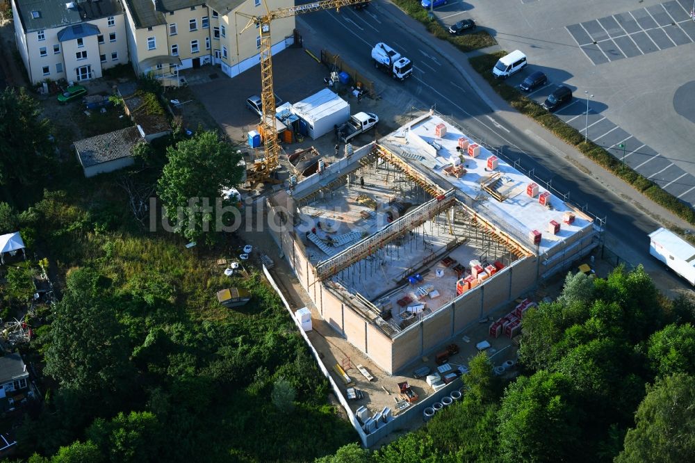 Werneuchen von oben - Baustelle zum Neubau des Gebäudekomplexes des Einkaufszentrum einer Rossmann-Filiale an der Schulstraße in Werneuchen im Bundesland Brandenburg, Deutschland