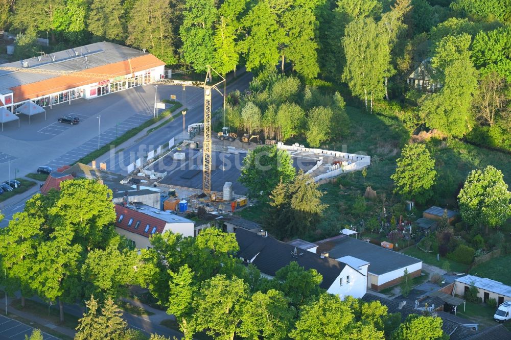 Luftaufnahme Werneuchen - Baustelle zum Neubau des Gebäudekomplexes des Einkaufszentrum einer Rossmann-Filiale an der Schulstraße in Werneuchen im Bundesland Brandenburg, Deutschland