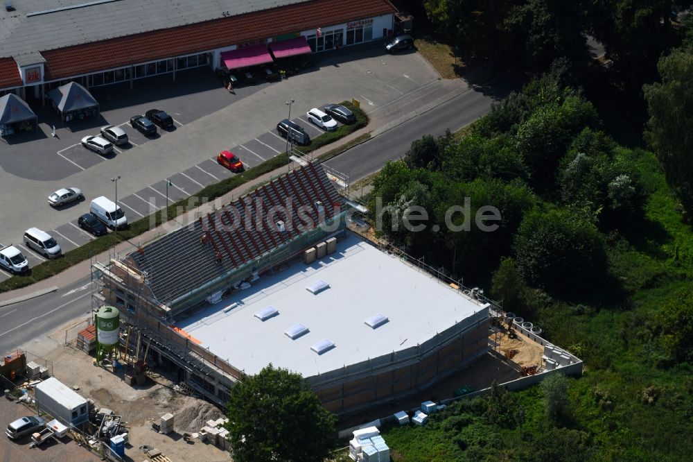 Werneuchen aus der Vogelperspektive: Baustelle zum Neubau des Gebäudekomplexes des Einkaufszentrum einer Rossmann-Filiale an der Schulstraße in Werneuchen im Bundesland Brandenburg, Deutschland