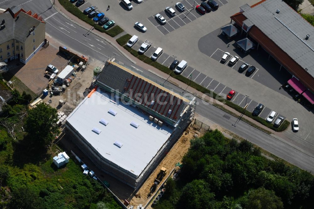 Luftaufnahme Werneuchen - Baustelle zum Neubau des Gebäudekomplexes des Einkaufszentrum einer Rossmann-Filiale an der Schulstraße in Werneuchen im Bundesland Brandenburg, Deutschland