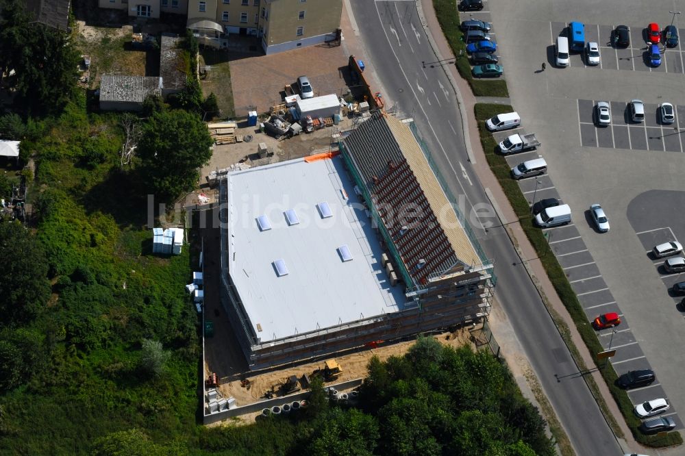 Werneuchen aus der Vogelperspektive: Baustelle zum Neubau des Gebäudekomplexes des Einkaufszentrum einer Rossmann-Filiale an der Schulstraße in Werneuchen im Bundesland Brandenburg, Deutschland