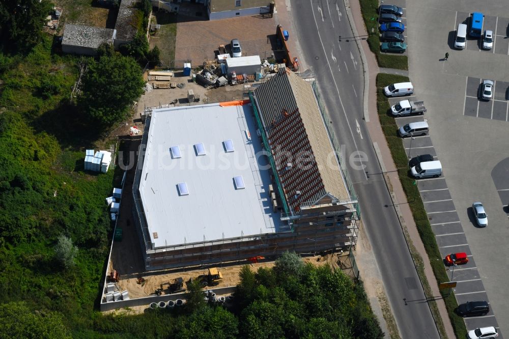 Luftbild Werneuchen - Baustelle zum Neubau des Gebäudekomplexes des Einkaufszentrum einer Rossmann-Filiale an der Schulstraße in Werneuchen im Bundesland Brandenburg, Deutschland