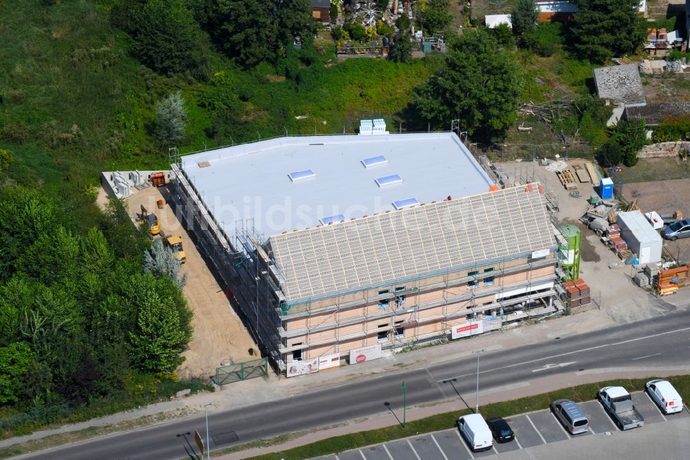 Werneuchen aus der Vogelperspektive: Baustelle zum Neubau des Gebäudekomplexes des Einkaufszentrum einer Rossmann-Filiale an der Schulstraße in Werneuchen im Bundesland Brandenburg, Deutschland