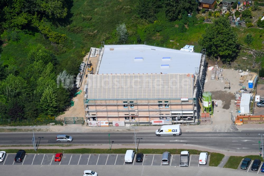 Luftbild Werneuchen - Baustelle zum Neubau des Gebäudekomplexes des Einkaufszentrum einer Rossmann-Filiale an der Schulstraße in Werneuchen im Bundesland Brandenburg, Deutschland