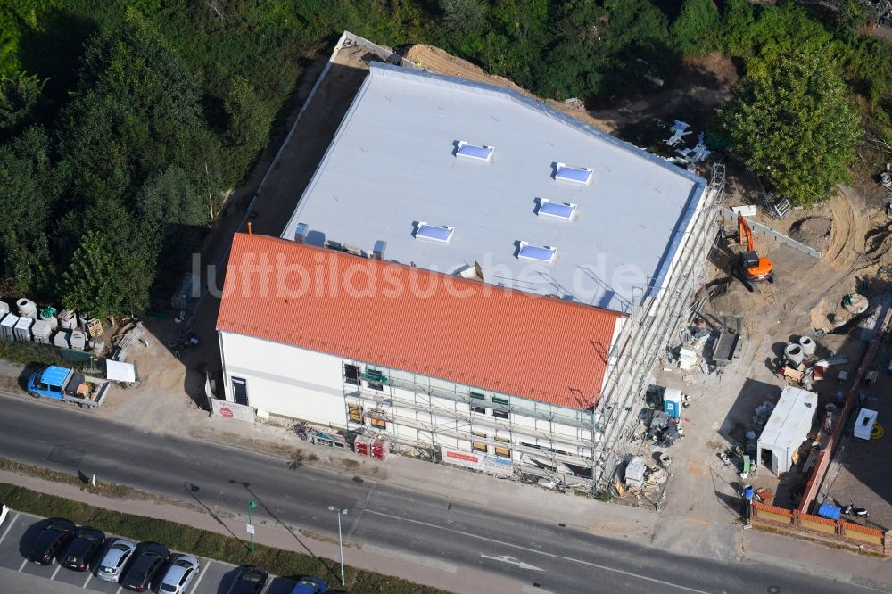 Werneuchen aus der Vogelperspektive: Baustelle zum Neubau des Gebäudekomplexes des Einkaufszentrum einer Rossmann-Filiale an der Schulstraße in Werneuchen im Bundesland Brandenburg, Deutschland