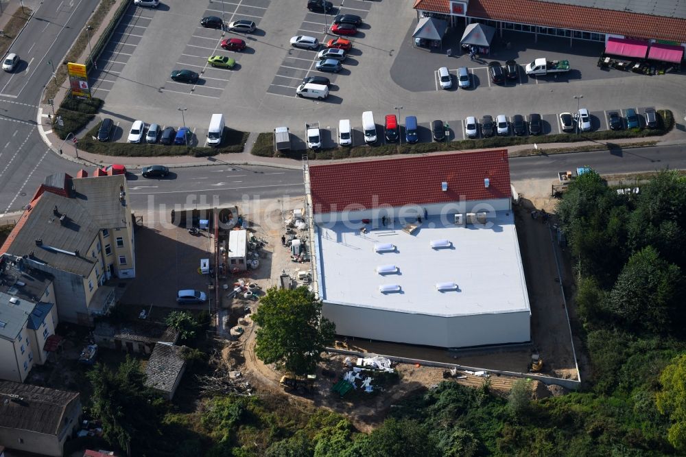 Luftaufnahme Werneuchen - Baustelle zum Neubau des Gebäudekomplexes des Einkaufszentrum einer Rossmann-Filiale an der Schulstraße in Werneuchen im Bundesland Brandenburg, Deutschland