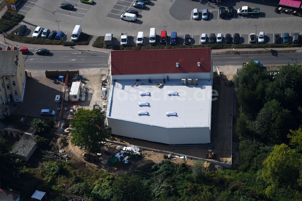 Werneuchen von oben - Baustelle zum Neubau des Gebäudekomplexes des Einkaufszentrum einer Rossmann-Filiale an der Schulstraße in Werneuchen im Bundesland Brandenburg, Deutschland