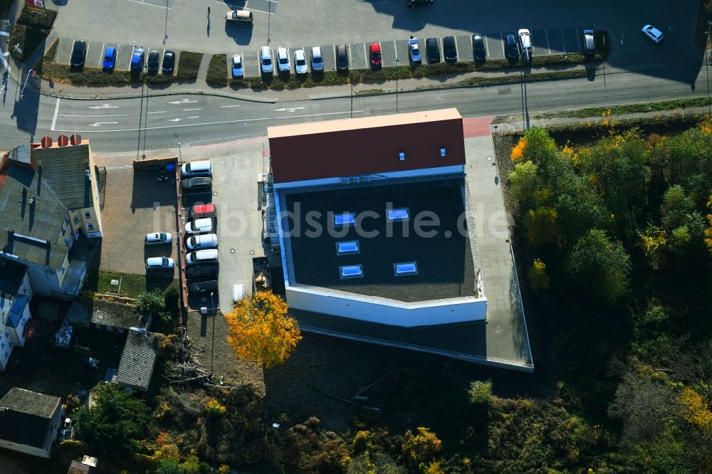 Luftaufnahme Werneuchen - Baustelle zum Neubau des Gebäudekomplexes des Einkaufszentrum einer Rossmann-Filiale an der Schulstraße in Werneuchen im Bundesland Brandenburg, Deutschland