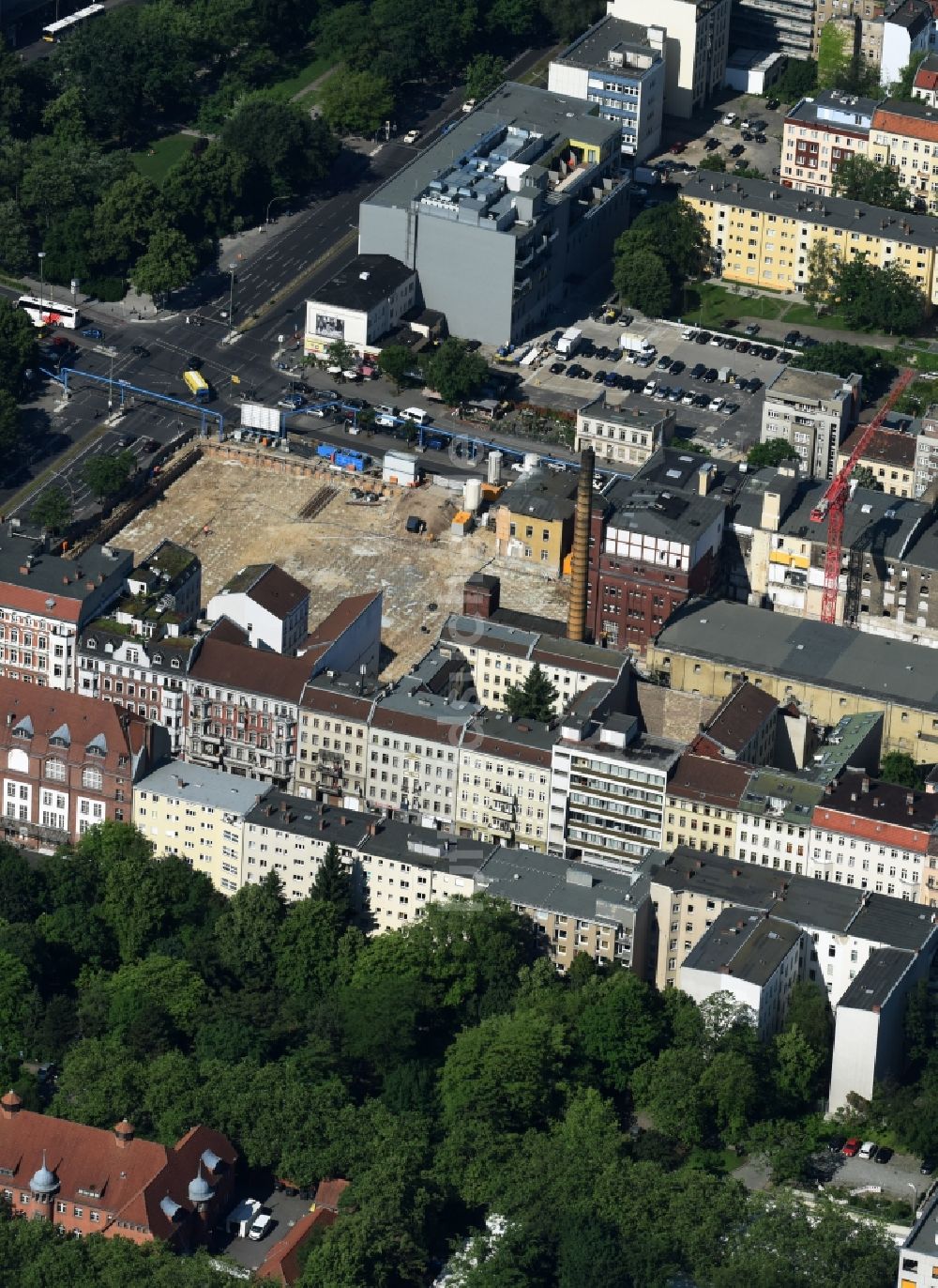 Berlin aus der Vogelperspektive: Baustelle zum Neubau des Gebäudekomplexes des Einkaufszentrum Schultheiss Quartier im Stadtteil Moabit in Berlin