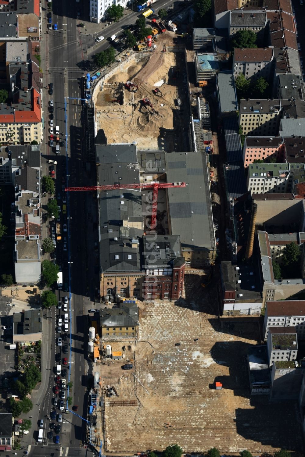 Berlin aus der Vogelperspektive: Baustelle zum Neubau des Gebäudekomplexes des Einkaufszentrum Schultheiss Quartier im Stadtteil Moabit in Berlin