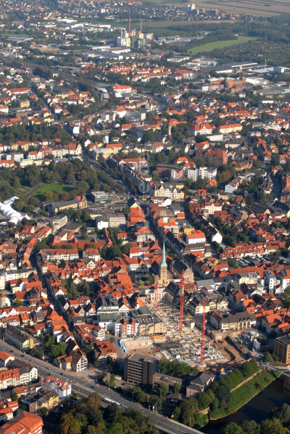 Hameln von oben - Baustelle zum Neubau des Gebäudekomplexes des Einkaufszentrum Stadt-Galerie Hameln in Hameln im Bundesland Niedersachsen, Deutschland