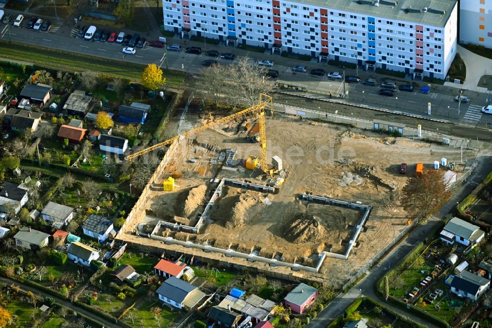 Berlin aus der Vogelperspektive: Baustelle zum Neubau des Gebäudekomplexes des Einkaufszentrum Wartenberger Straße Ecke Anna-Ebermann-Straße im Ortsteil Hohenschönhausen in Berlin, Deutschland