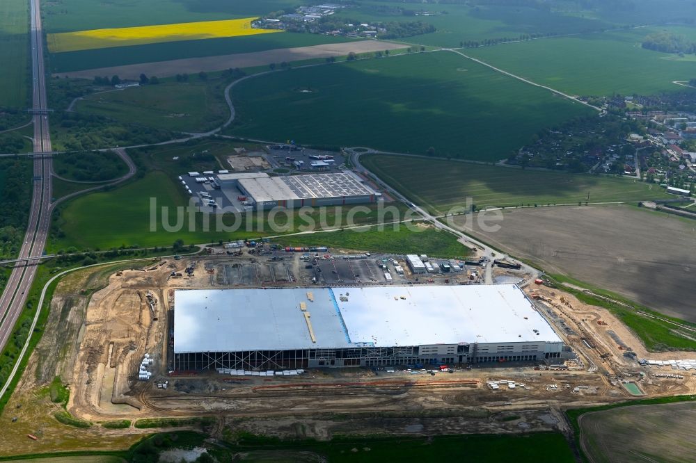 Dummerstorf von oben - Baustelle zum Neubau eines Gebäudekomplexes auf dem Gelände des Logistikzentrums Amazon in Dummerstorf im Bundesland Mecklenburg-Vorpommern, Deutschland