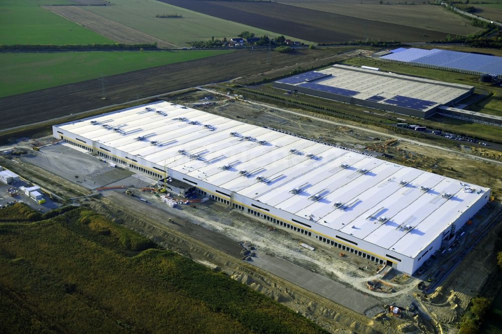 Luftaufnahme Sülzetal - Baustelle zum Neubau eines Gebäudekomplexes auf dem Gelände des Logistikzentrums AMAZON in Sülzetal im Bundesland Sachsen-Anhalt, Deutschland