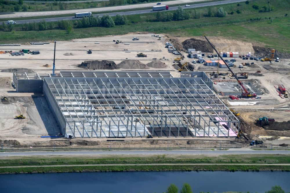 Luftaufnahme Wustermark - Baustelle zum Neubau eines Gebäudekomplexes auf dem Gelände des Logistikzentrums der Brüder Schlau GmbH & Co. KG in Wustermark im Bundesland Brandenburg, Deutschland