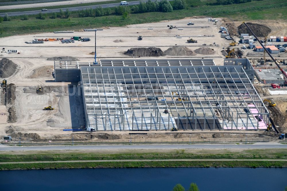 Wustermark von oben - Baustelle zum Neubau eines Gebäudekomplexes auf dem Gelände des Logistikzentrums der Brüder Schlau GmbH & Co. KG in Wustermark im Bundesland Brandenburg, Deutschland