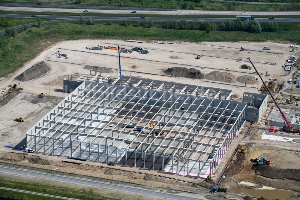 Wustermark aus der Vogelperspektive: Baustelle zum Neubau eines Gebäudekomplexes auf dem Gelände des Logistikzentrums der Brüder Schlau GmbH & Co. KG in Wustermark im Bundesland Brandenburg, Deutschland