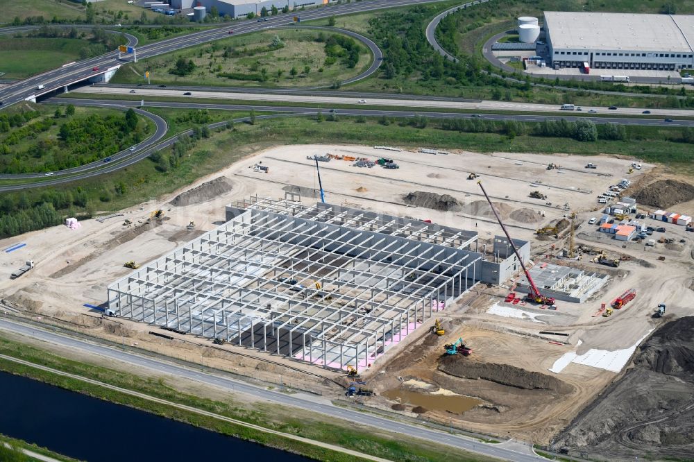 Luftbild Wustermark - Baustelle zum Neubau eines Gebäudekomplexes auf dem Gelände des Logistikzentrums der Brüder Schlau GmbH & Co. KG in Wustermark im Bundesland Brandenburg, Deutschland