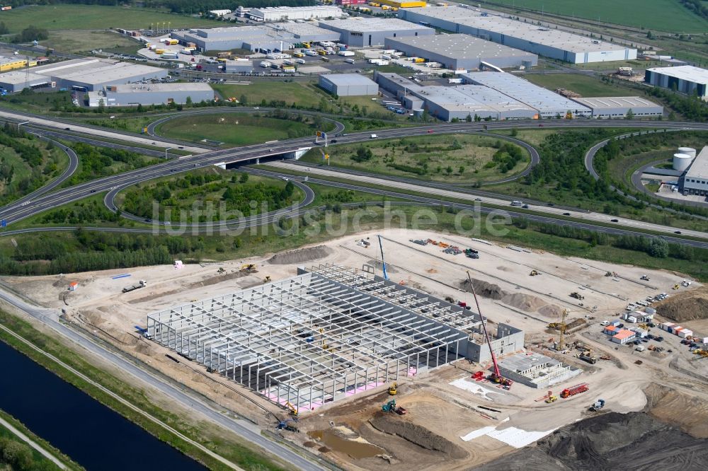 Luftaufnahme Wustermark - Baustelle zum Neubau eines Gebäudekomplexes auf dem Gelände des Logistikzentrums der Brüder Schlau GmbH & Co. KG in Wustermark im Bundesland Brandenburg, Deutschland