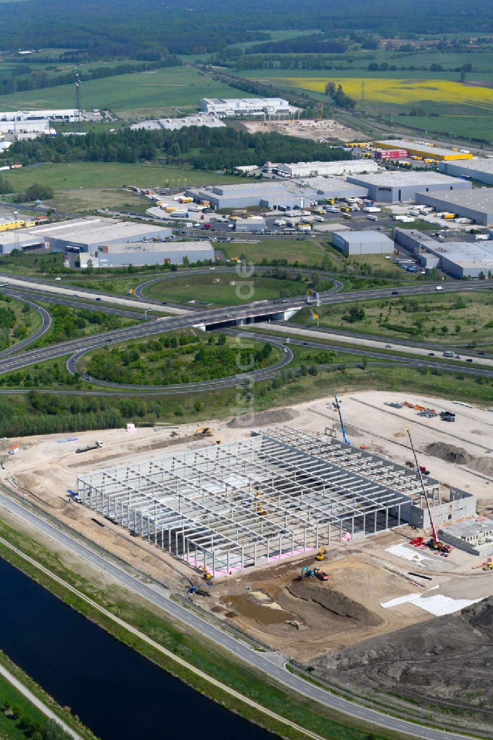 Wustermark von oben - Baustelle zum Neubau eines Gebäudekomplexes auf dem Gelände des Logistikzentrums der Brüder Schlau GmbH & Co. KG in Wustermark im Bundesland Brandenburg, Deutschland