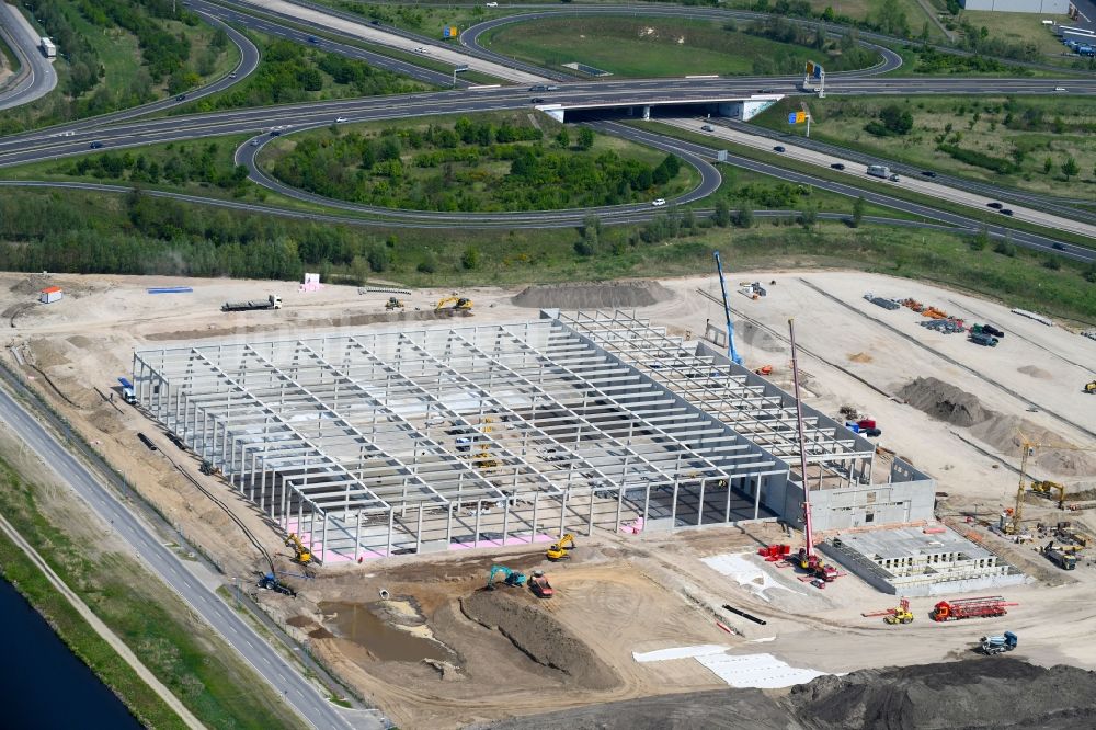 Wustermark aus der Vogelperspektive: Baustelle zum Neubau eines Gebäudekomplexes auf dem Gelände des Logistikzentrums der Brüder Schlau GmbH & Co. KG in Wustermark im Bundesland Brandenburg, Deutschland