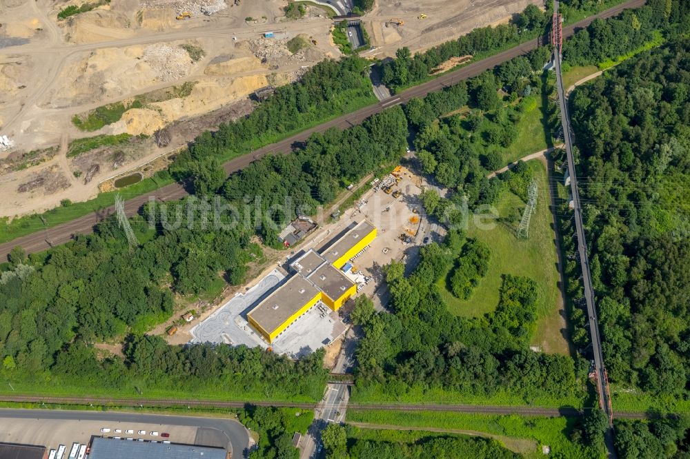 Gelsenkirchen aus der Vogelperspektive: Baustelle zum Neubau eines Gebäudekomplexes auf dem Gelände des Logistikzentrums der Deutsche Post AG an der Ostpreußenstraße in Gelsenkirchen im Bundesland Nordrhein-Westfalen, Deutschland