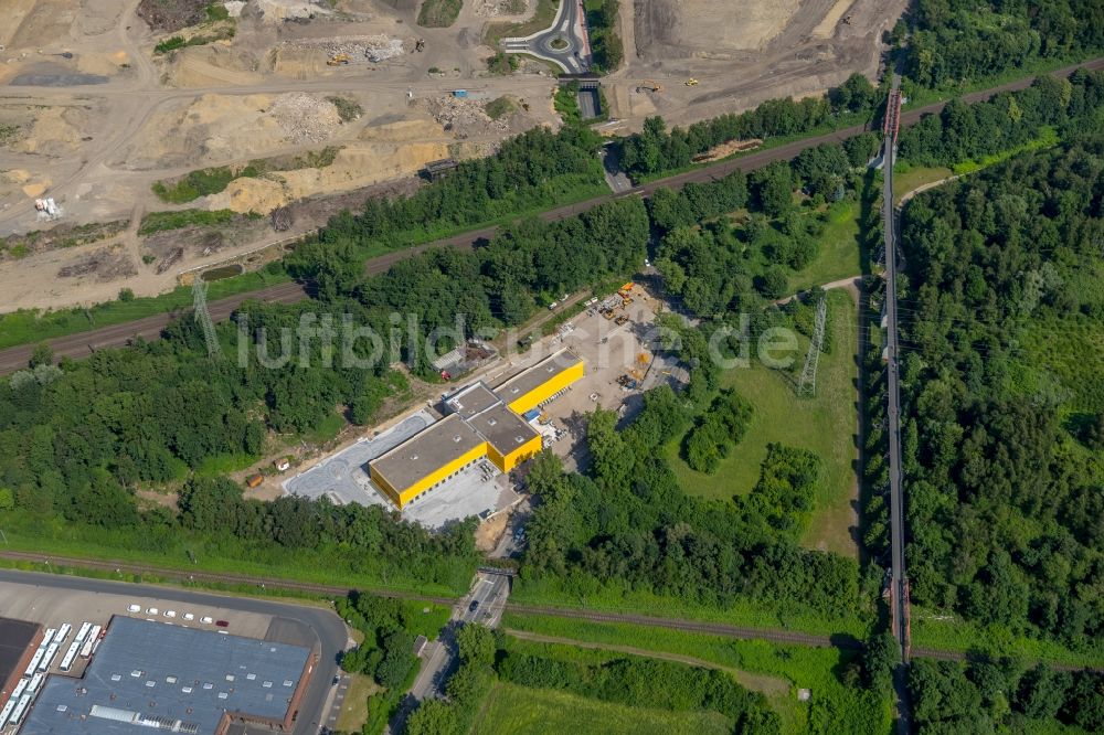 Gelsenkirchen aus der Vogelperspektive: Baustelle zum Neubau eines Gebäudekomplexes auf dem Gelände des Logistikzentrums der Deutsche Post AG an der Ostpreußenstraße in Gelsenkirchen im Bundesland Nordrhein-Westfalen, Deutschland