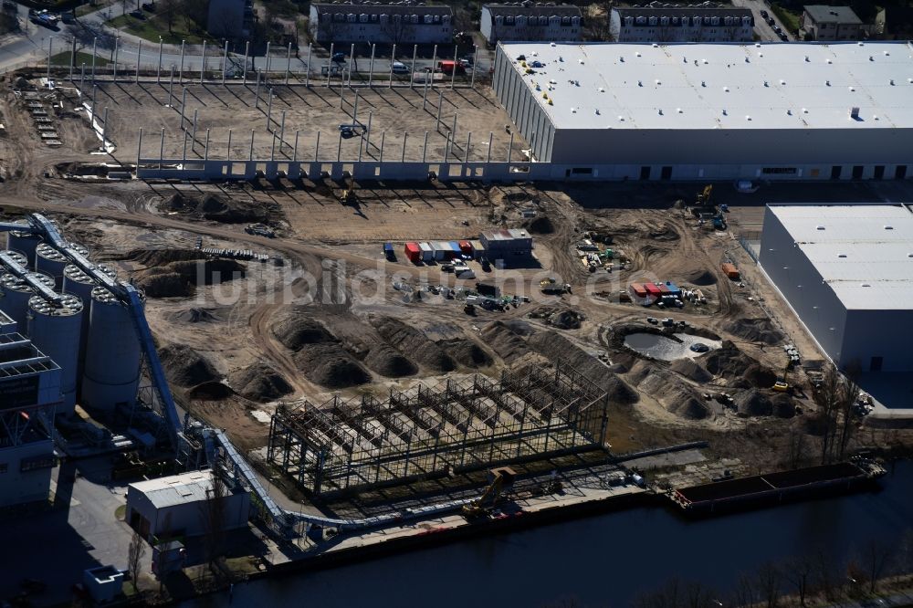 Luftaufnahme Berlin - Baustelle zum Neubau eines Gebäudekomplexes auf dem Gelände des Logistikzentrums der DIBAG Industriebau AG an der Kanalstraße im Ortsteil Rudow in Berlin