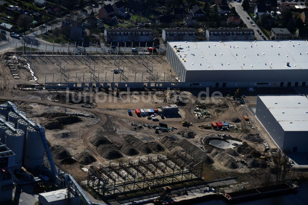 Berlin von oben - Baustelle zum Neubau eines Gebäudekomplexes auf dem Gelände des Logistikzentrums der DIBAG Industriebau AG an der Kanalstraße im Ortsteil Rudow in Berlin