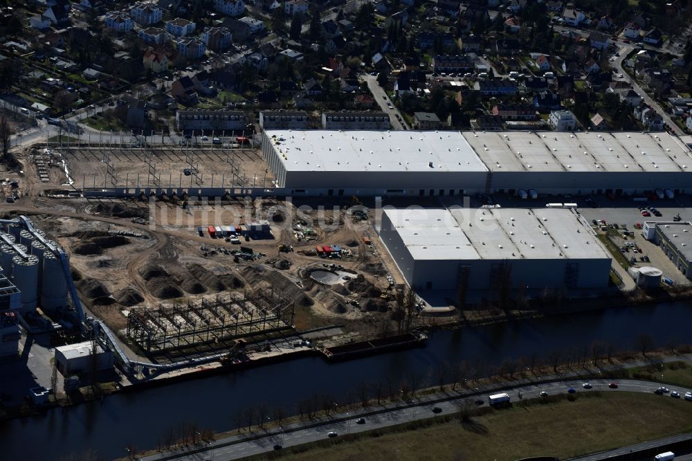 Berlin aus der Vogelperspektive: Baustelle zum Neubau eines Gebäudekomplexes auf dem Gelände des Logistikzentrums der DIBAG Industriebau AG an der Kanalstraße im Ortsteil Rudow in Berlin