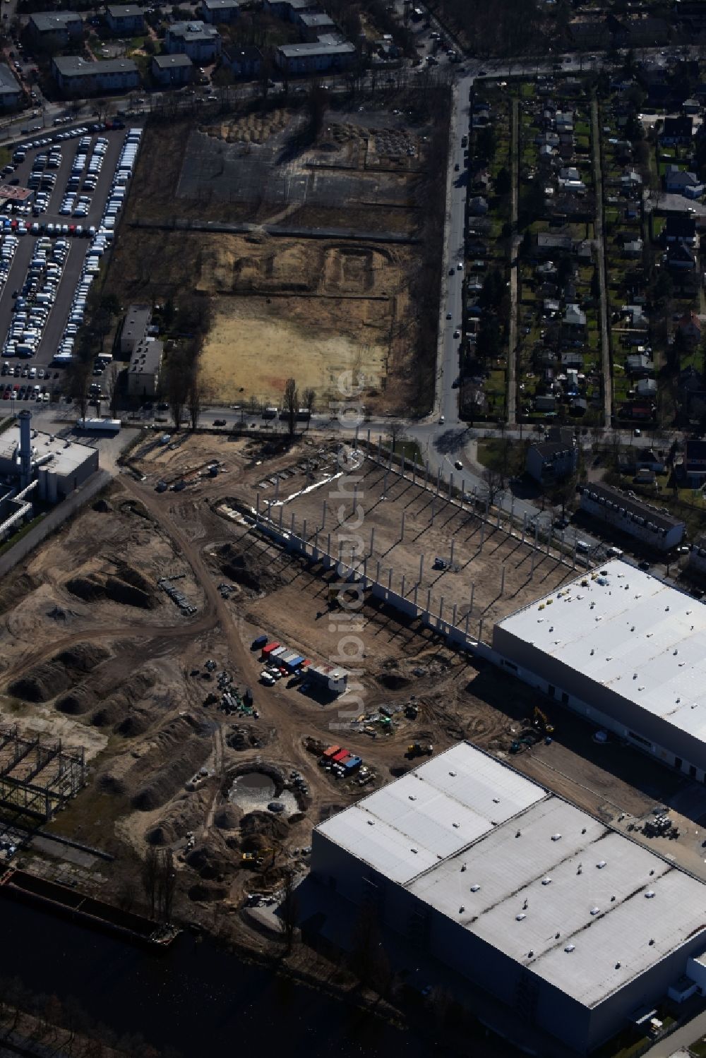 Berlin von oben - Baustelle zum Neubau eines Gebäudekomplexes auf dem Gelände des Logistikzentrums der DIBAG Industriebau AG an der Kanalstraße im Ortsteil Rudow in Berlin