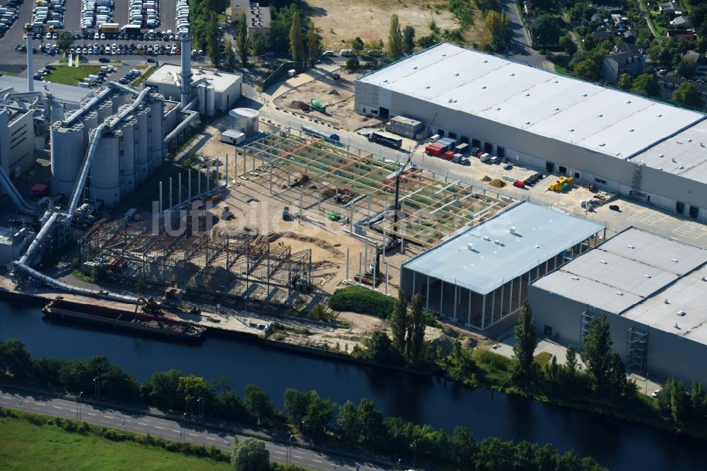 Berlin von oben - Baustelle zum Neubau eines Gebäudekomplexes auf dem Gelände des Logistikzentrums der DIBAG Industriebau AG an der Kanalstraße im Ortsteil Rudow in Berlin