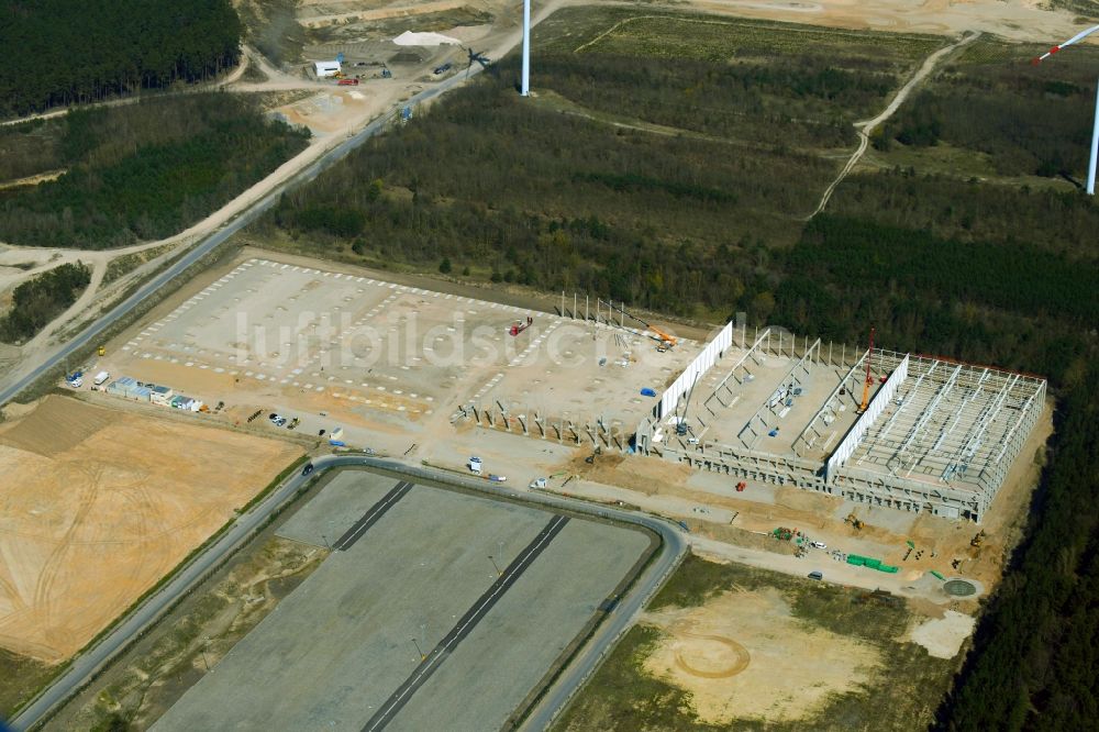 Luftaufnahme Königs Wusterhausen - Baustelle zum Neubau eines Gebäudekomplexes auf dem Gelände des Logistikzentrums Logistik-Center Berlin Süd I an der Robert-Guthmann-Straße im Ortsteil Niederlehme in Königs Wusterhausen im Bundesland Brandenburg, Deutschland