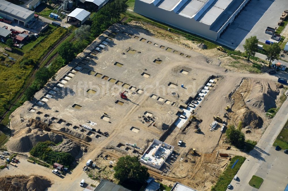 Hoppegarten aus der Vogelperspektive: Baustelle zum Neubau eines Gebäudekomplexes auf dem Gelände des Logistikzentrums der Rhenus Home Delivery GmbH im Ortsteil Dahlwitz-Hoppegarten in Hoppegarten im Bundesland Brandenburg, Deutschland