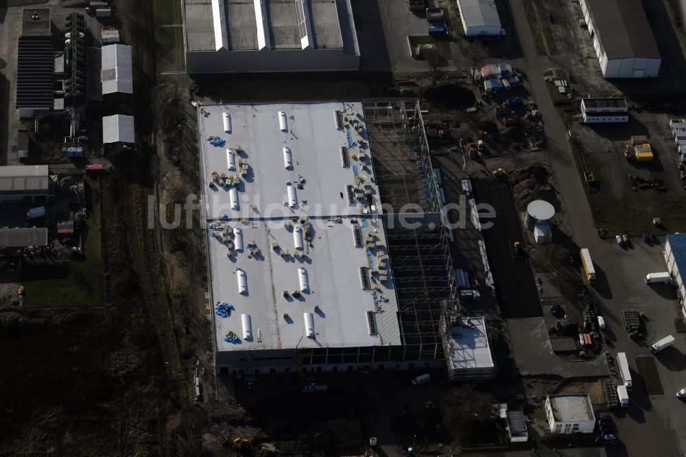 Luftaufnahme Hoppegarten - Baustelle zum Neubau eines Gebäudekomplexes auf dem Gelände des Logistikzentrums der Rhenus Home Delivery GmbH im Ortsteil Dahlwitz-Hoppegarten in Hoppegarten im Bundesland Brandenburg, Deutschland