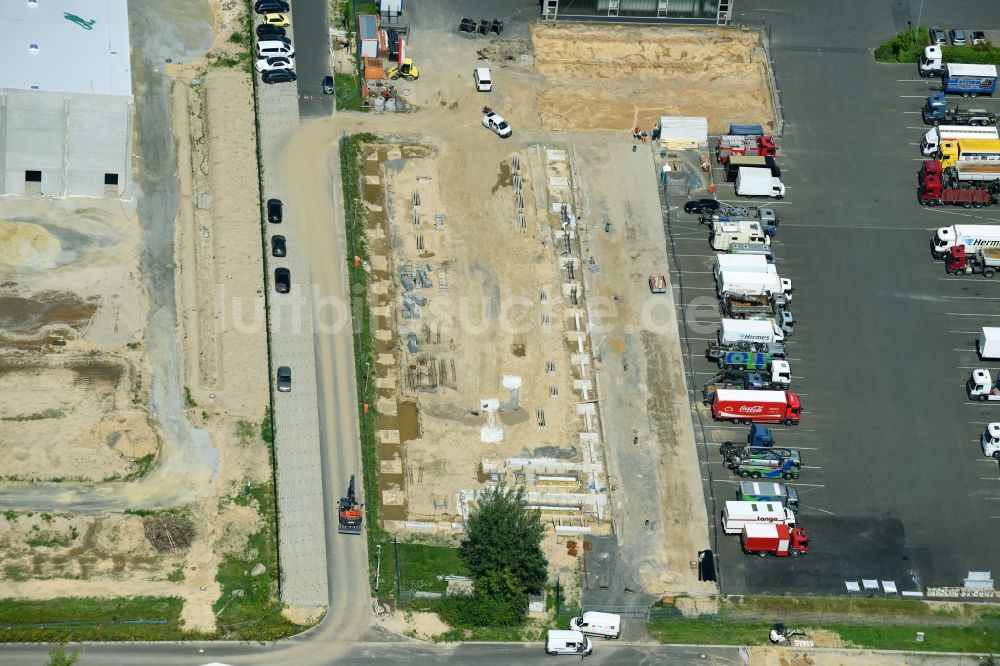 Hoppegarten aus der Vogelperspektive: Baustelle zum Neubau eines Gebäudekomplexes auf dem Gelände des Logistikzentrums der Rhenus Home Delivery GmbH im Ortsteil Dahlwitz-Hoppegarten in Hoppegarten im Bundesland Brandenburg, Deutschland