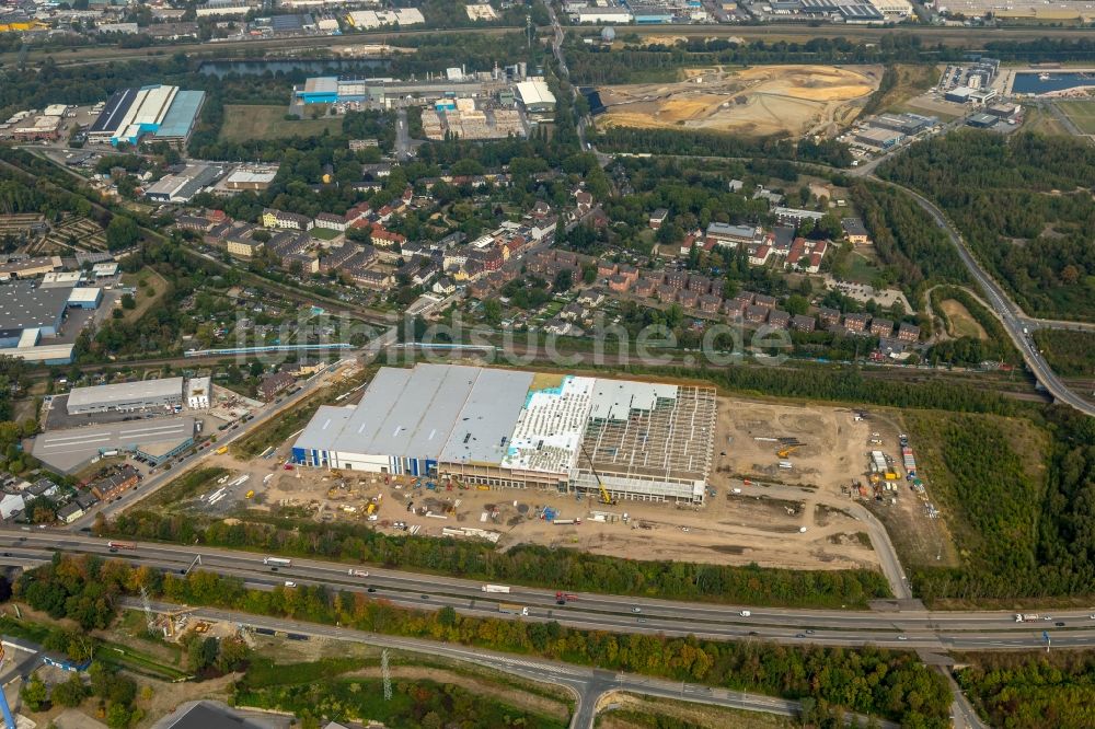 Gelsenkirchen aus der Vogelperspektive: Baustelle zum Neubau eines Gebäudekomplexes auf dem Gelände des Logistikzentrums an der Uechtingstraße zum Verlauf der Autobahn BAB A42 in Gelsenkirchen im Bundesland Nordrhein-Westfalen, Deutschland