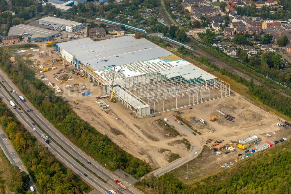 Gelsenkirchen aus der Vogelperspektive: Baustelle zum Neubau eines Gebäudekomplexes auf dem Gelände des Logistikzentrums an der Uechtingstraße zum Verlauf der Autobahn BAB A42 in Gelsenkirchen im Bundesland Nordrhein-Westfalen, Deutschland