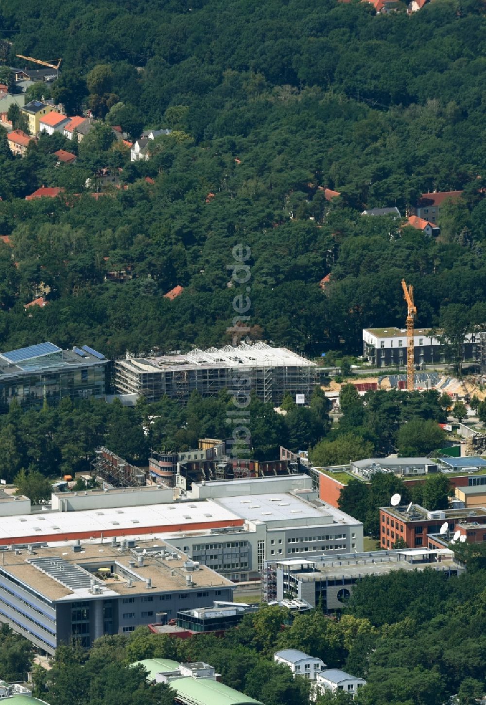 Luftaufnahme Potsdam - Baustelle zum Neubau eines Gebäudekomplexes der Hochschule Filmuniversität Babelsberg KONRAD WOLF an der Marlene-Dietrich-Allee im Ortsteil Babelsberg in Potsdam im Bundesland Brandenburg, Deutschland