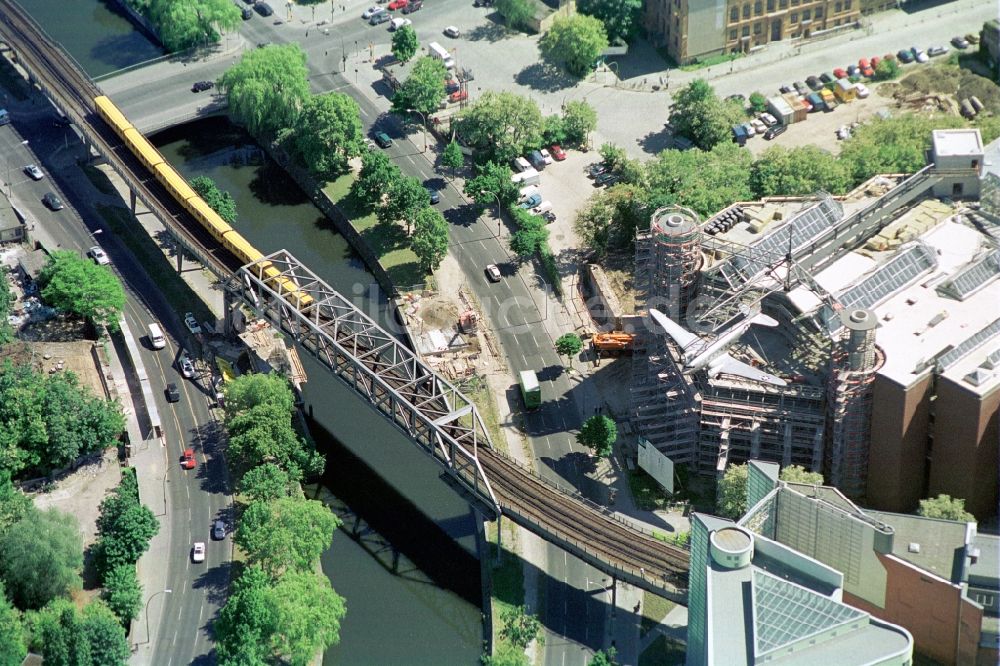 Berlin Kreuzberg aus der Vogelperspektive: Baustelle zum Neubau des Gebäudes des Museum für Verkehr und Technik am Halleschen Ufer an der Trebbiner Straße in Friedrichshain-Kreuzberg von Berlin