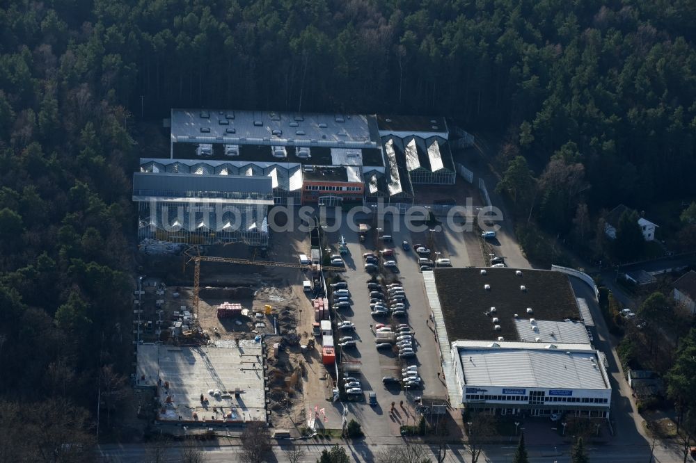 Hohen Neuendorf aus der Vogelperspektive: Baustelle zum Neubau am Gelände des Einkaufszentrum am ehemaligen OBI - Baumarkt an der Schönfließer Straße in Hohen Neuendorf im Bundesland Brandenburg