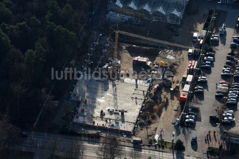 Luftaufnahme Hohen Neuendorf - Baustelle zum Neubau am Gelände des Einkaufszentrum am ehemaligen OBI - Baumarkt an der Schönfließer Straße in Hohen Neuendorf im Bundesland Brandenburg