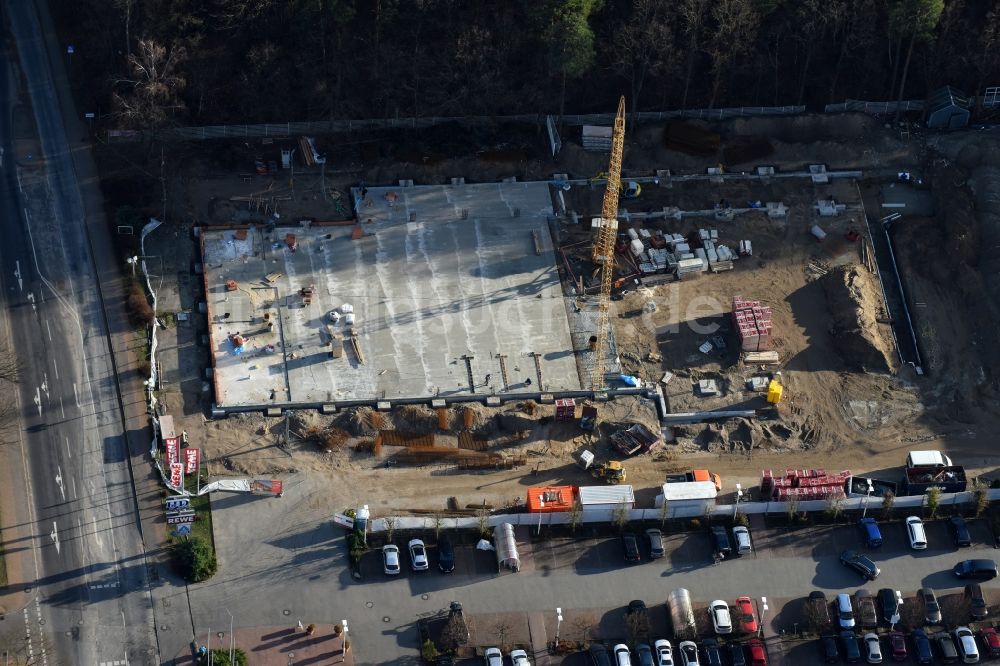 Hohen Neuendorf von oben - Baustelle zum Neubau am Gelände des Einkaufszentrum am ehemaligen OBI - Baumarkt an der Schönfließer Straße in Hohen Neuendorf im Bundesland Brandenburg