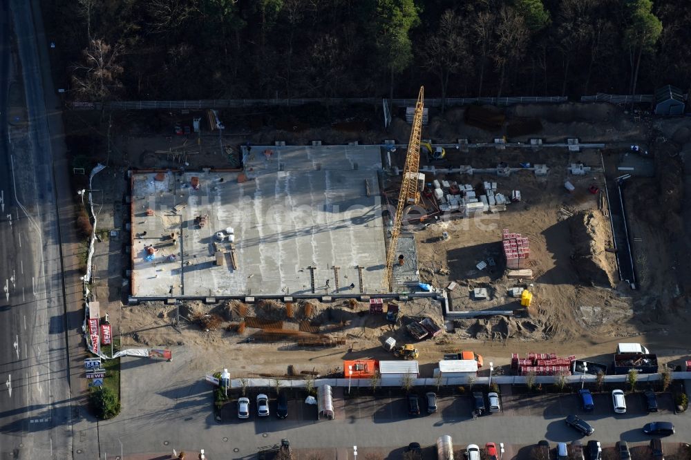 Hohen Neuendorf aus der Vogelperspektive: Baustelle zum Neubau am Gelände des Einkaufszentrum am ehemaligen OBI - Baumarkt an der Schönfließer Straße in Hohen Neuendorf im Bundesland Brandenburg